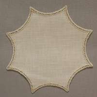 Zweigart - Lochranddeckchen - Rosette gelb